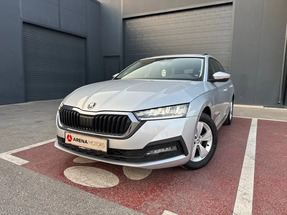 Škoda Octavia Karavan u sivoj boji, prednji lijevi ugao s LED svjetlima i maskom