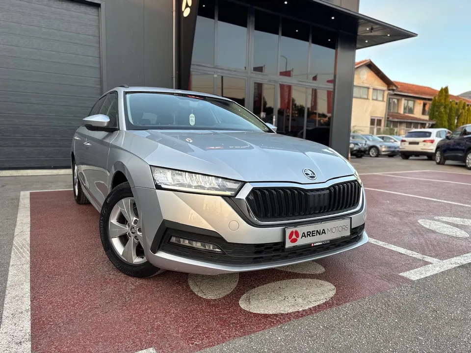 Siva Škoda Octavia Karavan, prednji desni ugao ispred salona