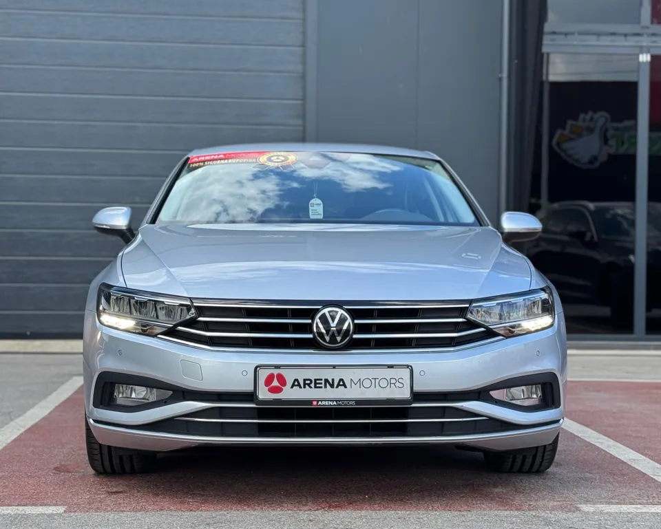 Volkswagen Passat gledan direktno sprijeda, rešetka s hromiranim lamelama, LED farovi i maglenke