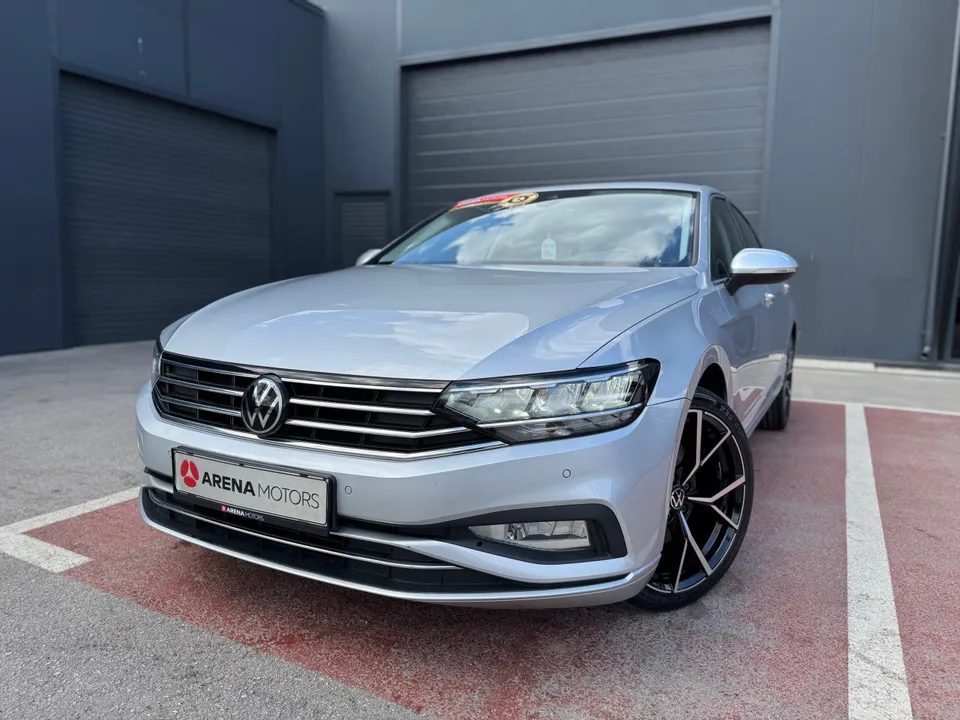Volkswagen Passat, prednji dio izbliza, LED far, hrom rešetka i logo, srebrena karoserija