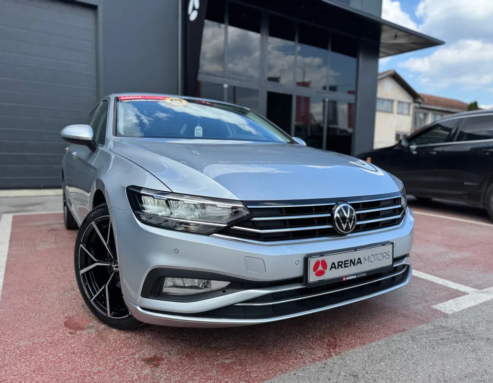 Volkswagen Passat, prednji desni ugao, LED far, branik i crna alu felga na parkingu salona