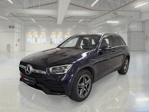 Mercedes-Benz GLC 220 d, plavi SUV, prednji lijevi ugao u svijetloj hali