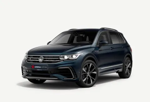 Volkswagen Tiguan R-line, tamnoplave boje, prednji lijevi ugao, na bijeloj pozadini