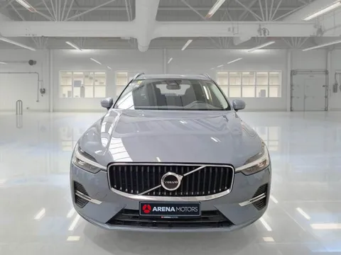 Volvo XC 60 siva, pogled spreda na masku s Volvo znakom i LED svjetla