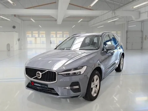 Volvo XC 60 siva, prednji bočni pogled s lijeve strane u svijetloj hali salona