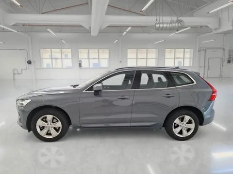 Volvo XC 60 siva, lijevi bok vozila u profilu