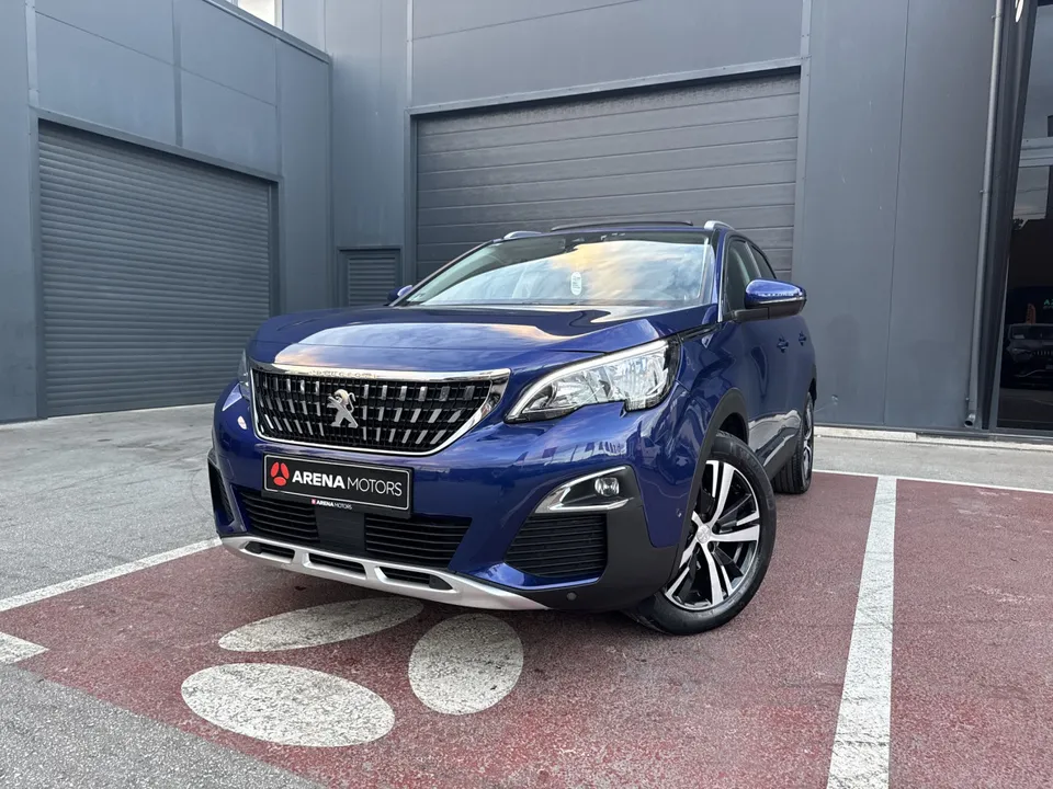 Peugeot 3008 plave boje, prednji lijevi ugao ispred salona
