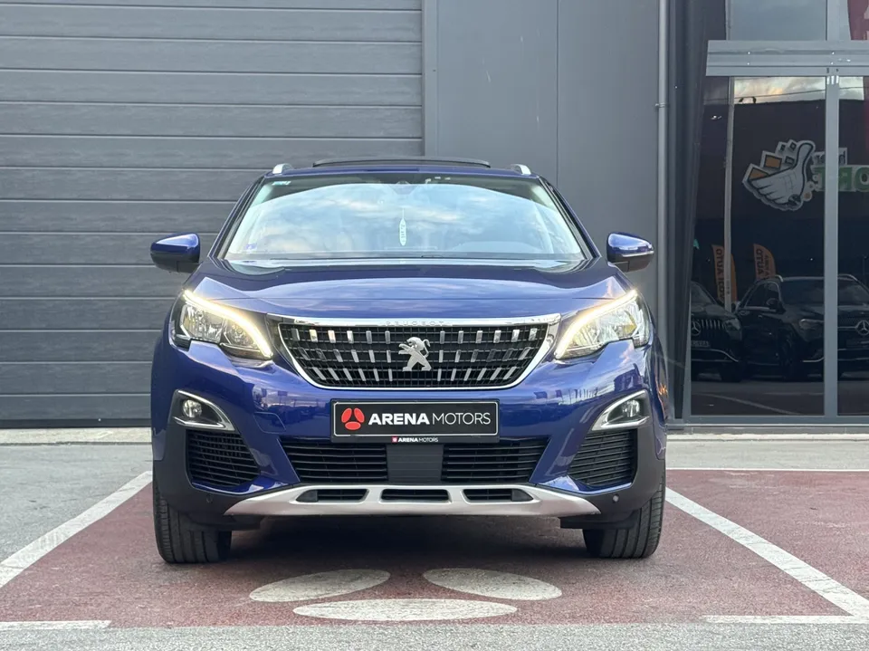 Peugeot 3008 plave boje, pogled sprijeda, maska i LED dnevna svjetla
