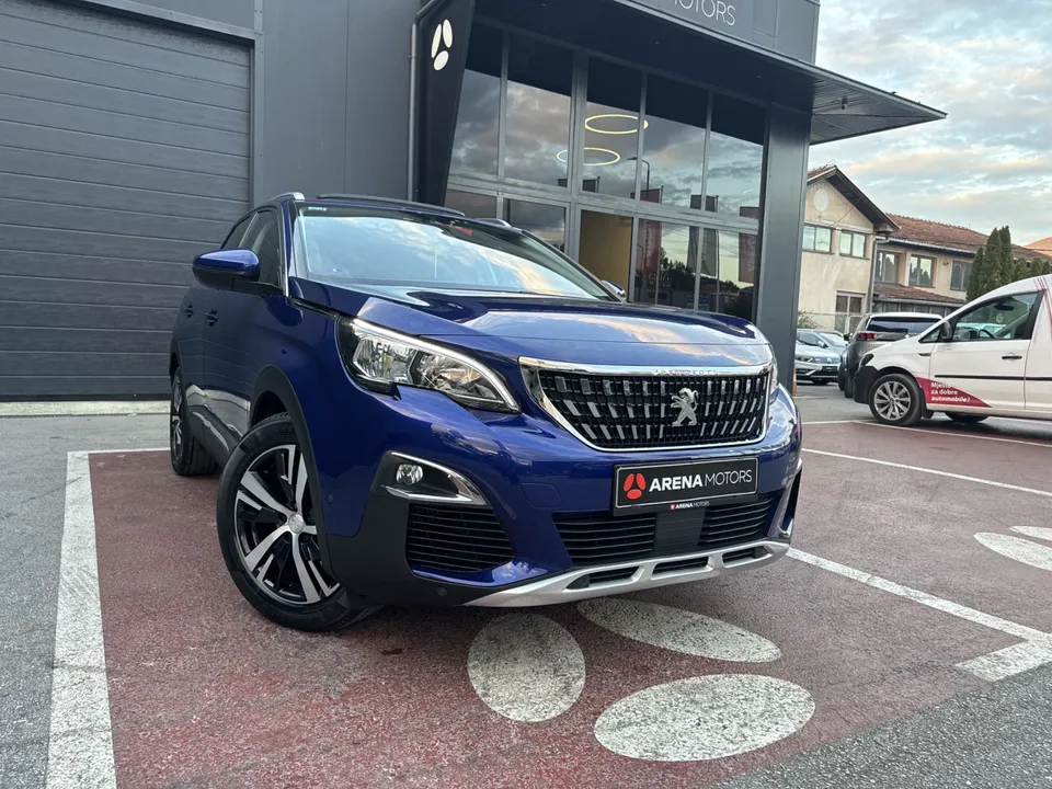Peugeot 3008 plave boje, prednja desna strana ispred salona