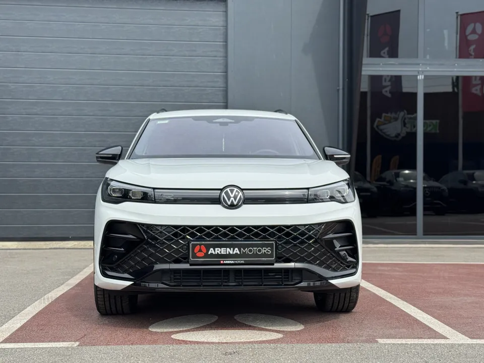 Volkswagen Tiguan, pogled direktno sprijeda: VW znak, LED svjetla i crna maska hladnjaka, bijela karoserija