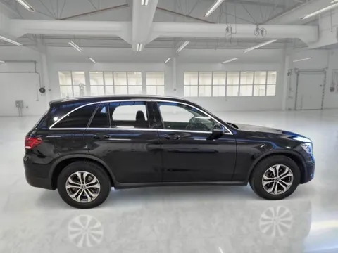 Mercedes-Benz GLC 200 d, crni SUV, desni bok sa alu felgama i hromiranim lajsnama