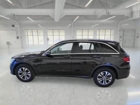 Mercedes-Benz GLC 200 d, crni SUV, lijevi bok sa alu felgama