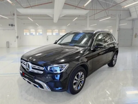 Mercedes-Benz GLC 200 d, crni SUV, prednji lijevi ugao, u svijetloj hali salona