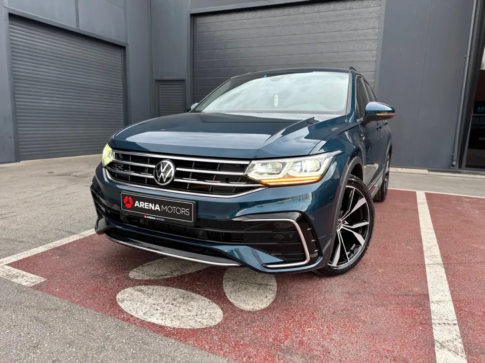 Volkswagen Tiguan, prednji dio s LED svjetlima i maskom, plava boja