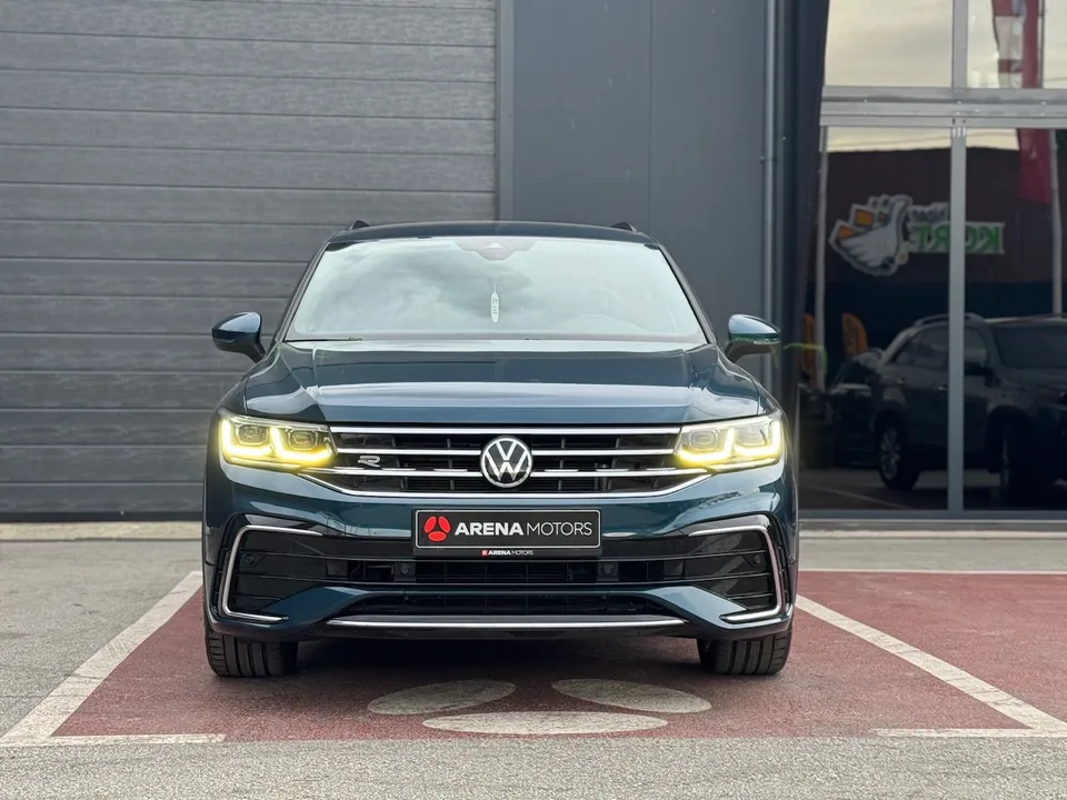 Volkswagen Tiguan, pogled sprijeda na masku i LED svjetla, plava boja