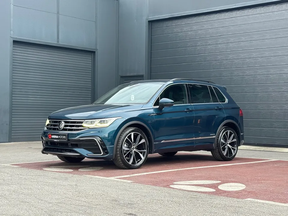Volkswagen Tiguan R-line, plava boja, prednji bočni pogled ispred sive hale