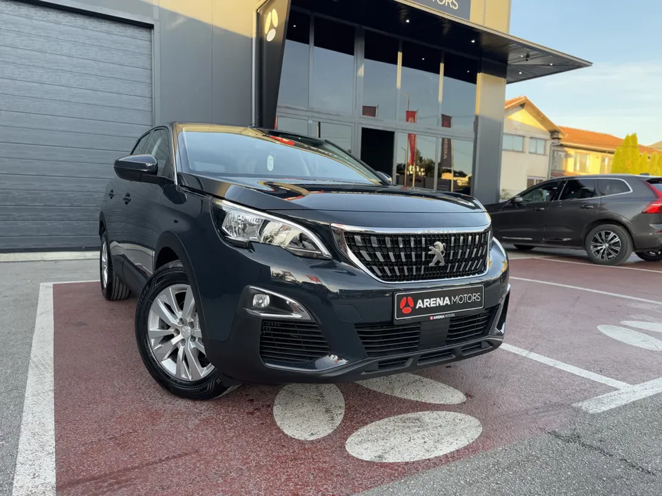 Peugeot 3008 tamne boje, prednji lijevi ugao ispred salona