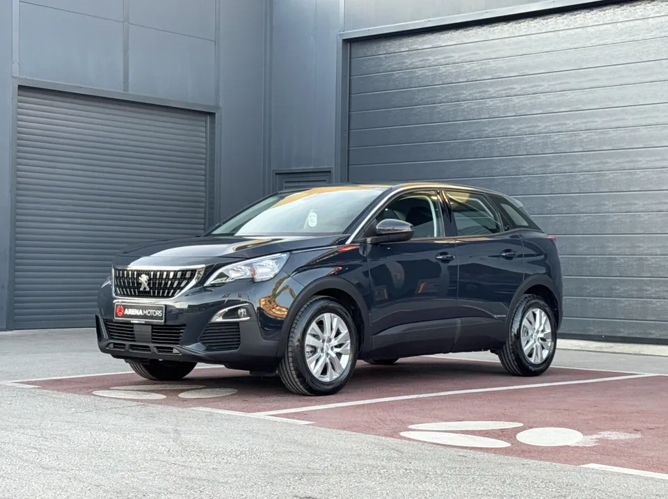 Peugeot 3008 siva boja, pogled sprijeda sa strane ispred sive hale