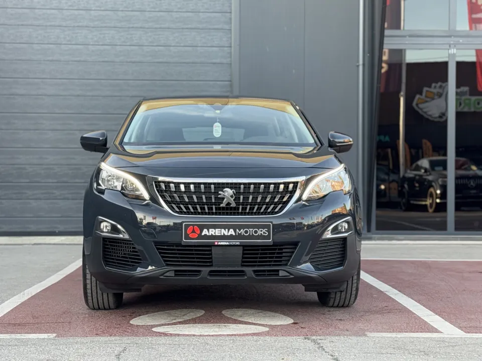 Peugeot 3008 frontalni pogled na masku, farove i branik