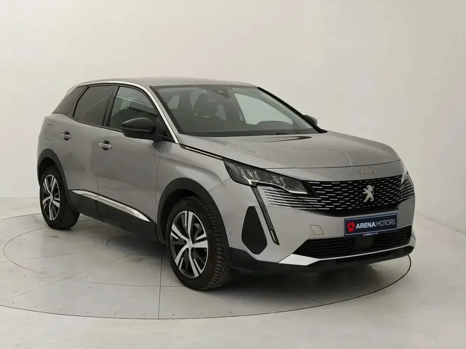 Peugeot 3008 siva, prednji desni ugao s aluminijskim felgama