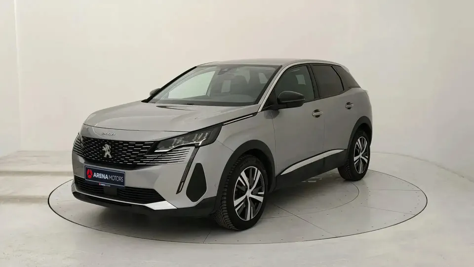 Peugeot 3008 u sivoj boji, prednji lijevi bočni pogled na okretnoj platformi u salonu