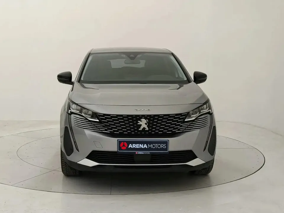 Peugeot 3008 sive boje, pogled sprijeda na masku, farove i amblem