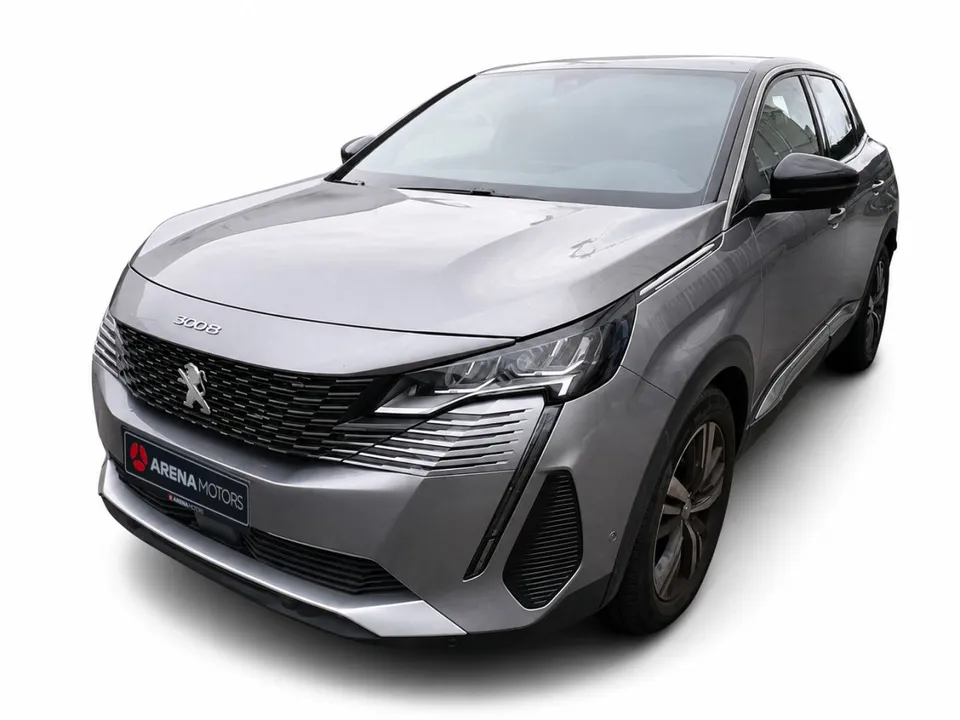 Peugeot 3008 siva boja, prednji lijevi ugao s farom i rešetkom, bijela pozadina