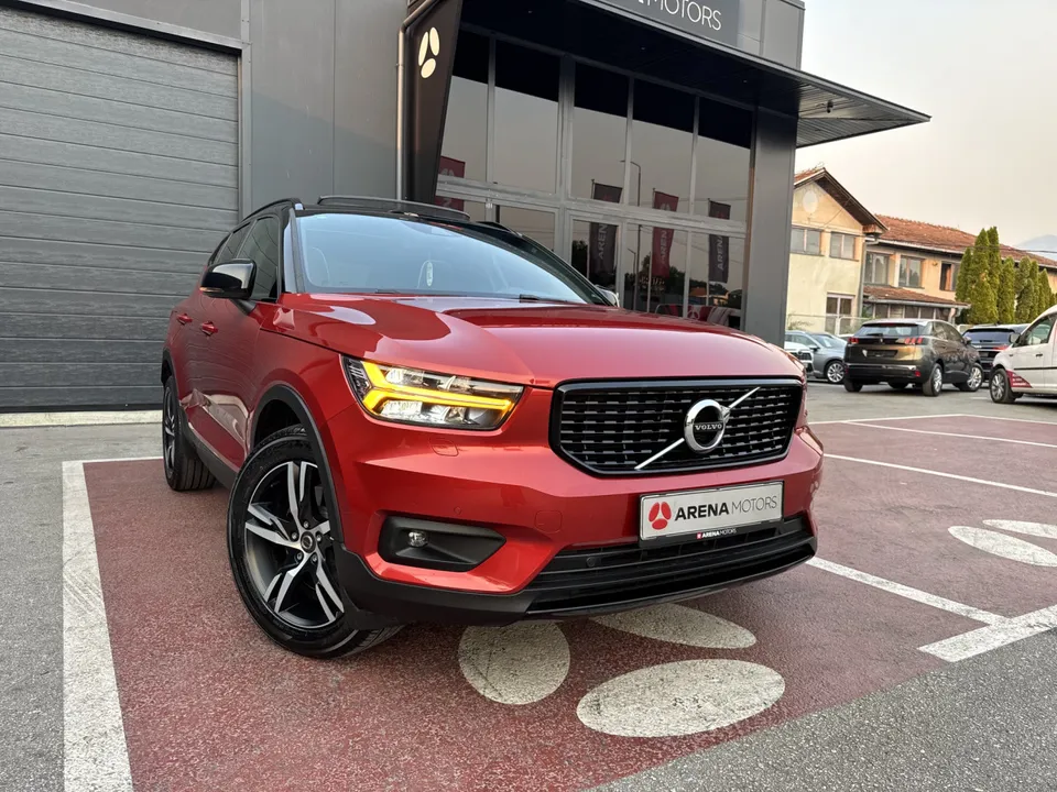 Volvo XC 40 crvene boje, prednji desni ugao ispred staklene fasade salona