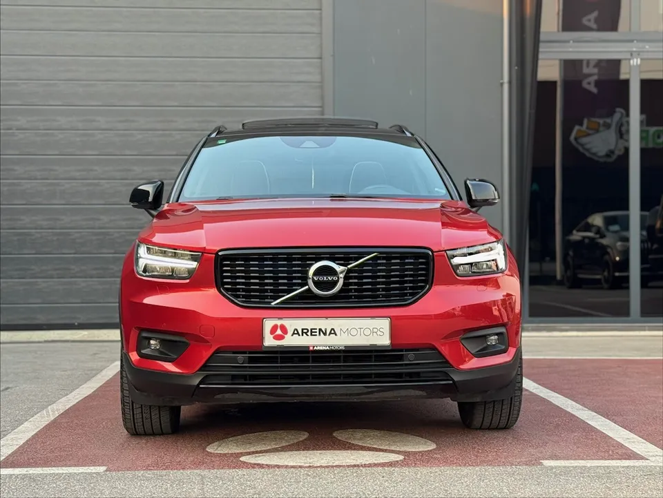 Volvo XC 40, crveni, pogled spreda, maska, LED farovi i panoramski krov