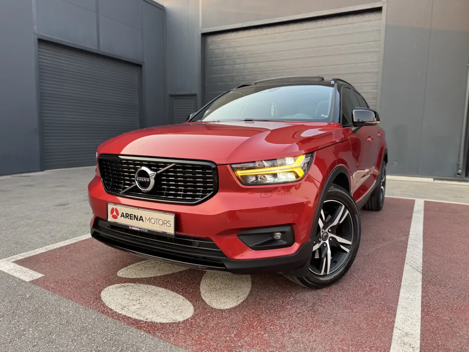 Volvo XC 40 u crvenoj boji, prednji dio izbliza, LED svjetla i crna maska s Volvo znakom