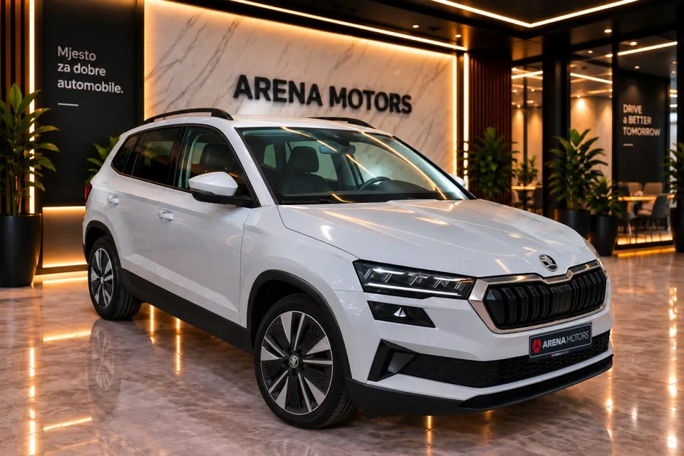 Škoda Karoq, prednji desni ugao, bočna strana i krovni nosači u izložbenom prostoru