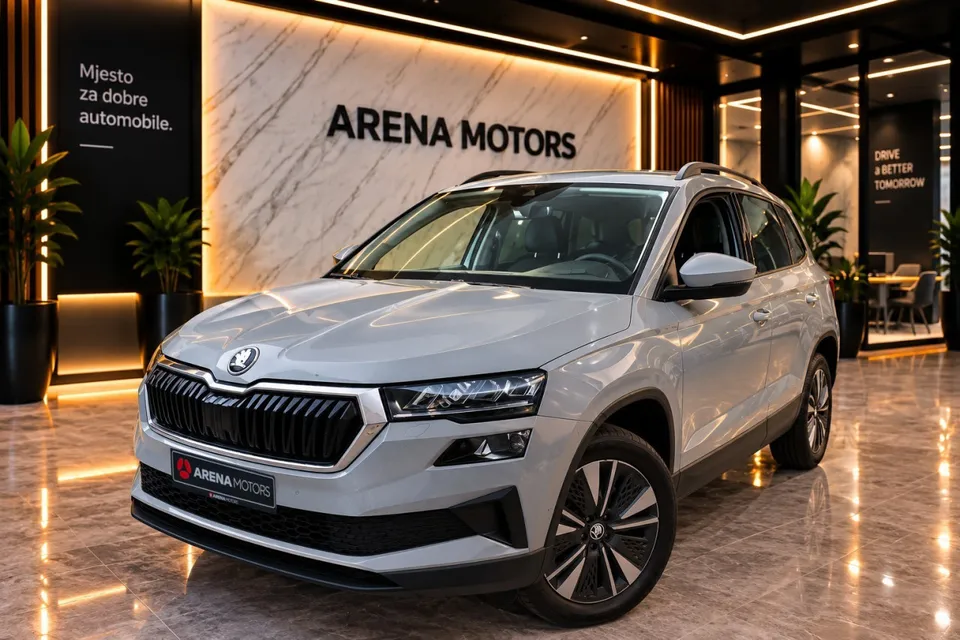 Škoda Karoq, prednji lijevi ugao, siva boja, LED farovi i alu felge u izložbenom prostoru salona