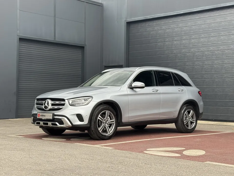 Mercedes-Benz GLC 200 d, siva metalik, prednji lijevi bočni pogled ispred tamne zgrade