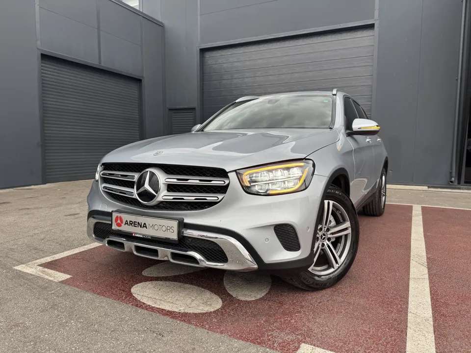 Mercedes-Benz GLC 200 d, prednji lijevi ugao s upaljenim LED svjetlima i hromiranim branikom