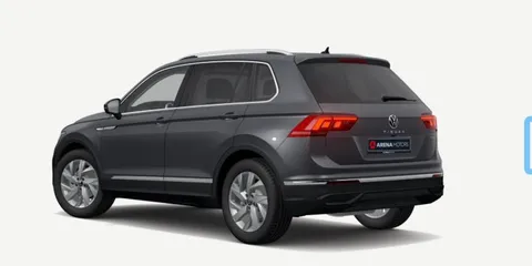 Volkswagen Tiguan, sivi SUV, zadnji lijevi ugao sa LED štop svjetlima