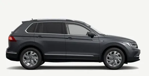 Volkswagen Tiguan, sivi SUV, desni bok s aluminijskim felgama