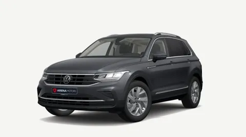 Volkswagen Tiguan u sivoj boji, prednji lijevi ugao, LED svjetla i aluminijske felge