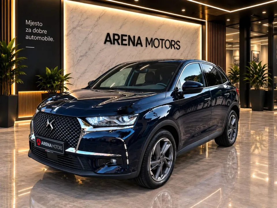 DS7 Crossback, tamnoplavi SUV, prednji tročetvrtinski pogled s rešetkom i LED farovima u salonu