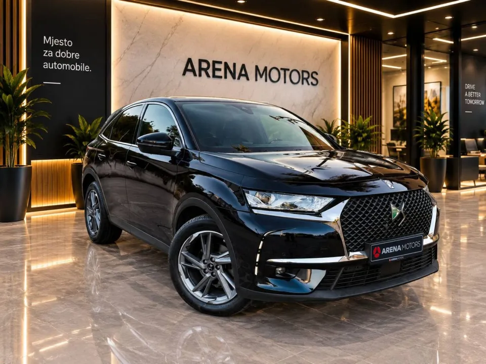 DS7 Crossback u crnoj boji, prednji desni ugao s rešetkom i aluminijskim felgama