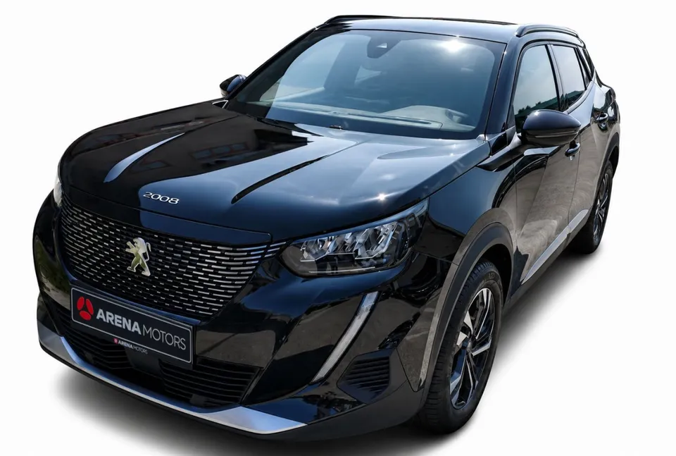 Peugeot 2008 crne boje, prednja strana i lijeva bočna strana, vide se maska, LED far i alu felga