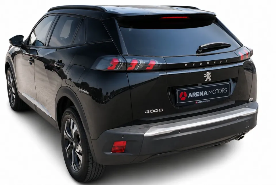 Peugeot 2008 crne boje, zadnji lijevi ugao sa LED štopkama, brisačem i hromiranim dijelom branika