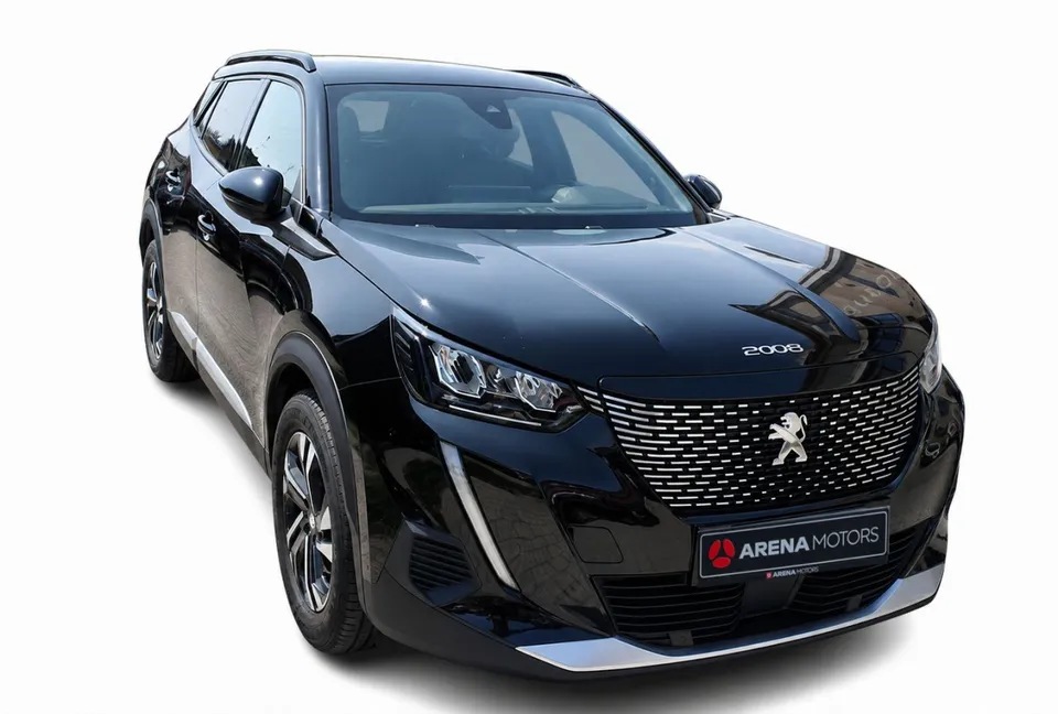Peugeot 2008 crne boje snimljen sprijeda iz desnog ugla, vidljivi LED farovi i hrom na braniku