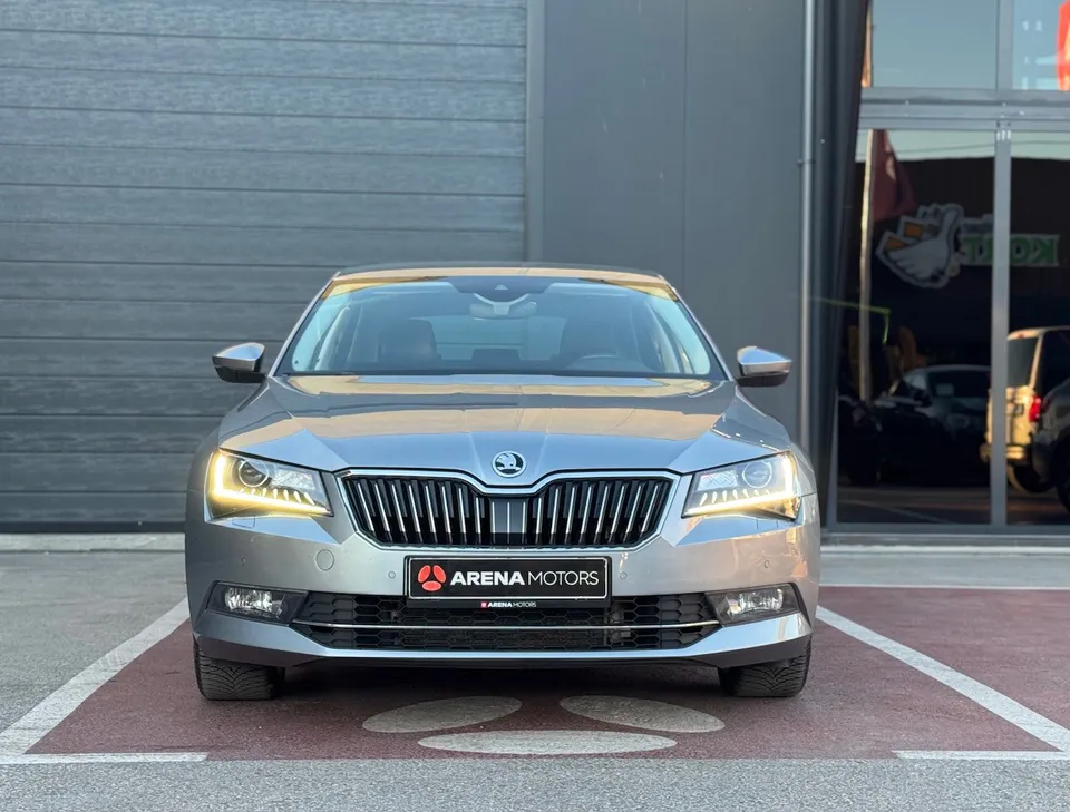 Škoda Superb, siva limuzina, pogled sprijeda na masku i svjetla