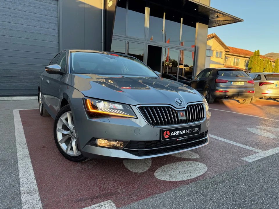 Škoda Superb, siva, prednji lijevi ugao, parking ispred salona