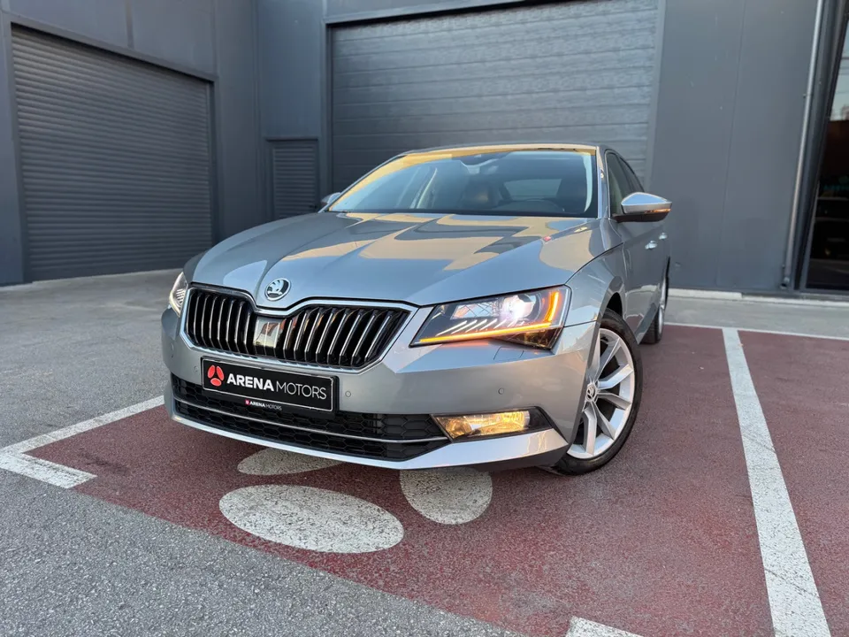 Škoda Superb u sivoj boji, prednji ugao s farom i rešetkom, pogled odozgo