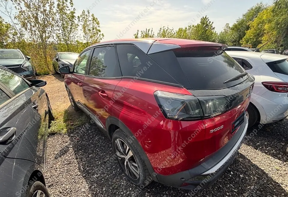 Crveni Peugeot 3008, pogled sa stražnje lijeve strane, zadnja svjetla i spojler