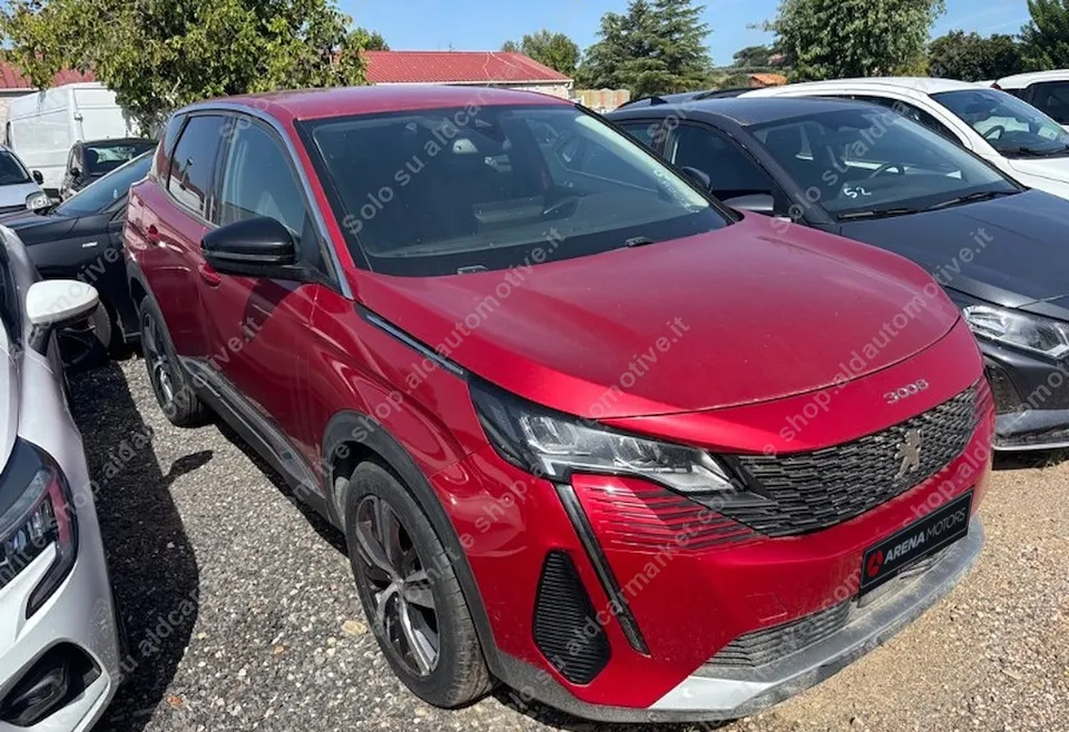 Peugeot 3008 crvene boje, prednji desni ugao i aluminijske felge