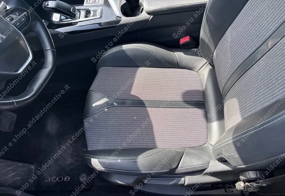Prednje sjedalo Peugeota 3008 presvučeno kombinacijom kože i platna